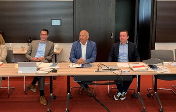 Minister Poseck und LPVP Paschek stehen im Hauptpersonalrat | © GdP Hessen