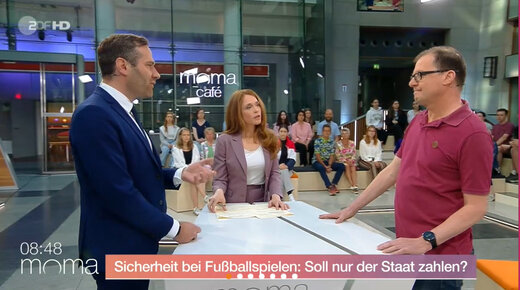 Jochen Kopelke im „moma duell“ zum Thema „Sicherheit bei Fußballspielen: Soll nur der Staat dafür zahlen?“ mit Jost Peters, dem Vorsitzenden des Vereins UNSERE KURVE e.V | © ZDF