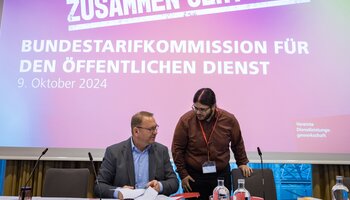 Der für Tarifpolitik verantwortliche GdP-Vize Christian Ehringfeld im Gespräch mit ver.di-Chef Frank Werneke. | © Kay Herschelmann