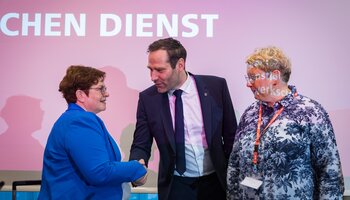 (v.l.) Die stellvertretende ver.di-Vorsitzende Christine Behle im Gespräch mit den Spitzen von GdP und GEW, Jochen Kopelke und Maike Finnern.  | © Kay Herschelmann