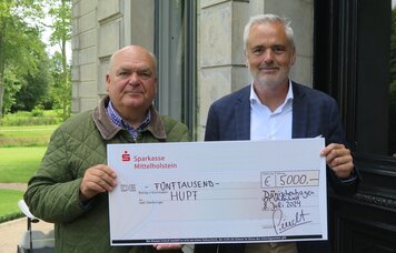 Wilhelm Eckhard Sindt und Andreas Breitner bei der Spendenübergabe | © Thomas Gründemann, hupf-sh.de