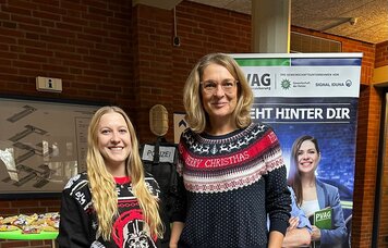 Katharina und Susanne, bevor sie Lebkuchen verteilt und verspeist haben | © GdP SH