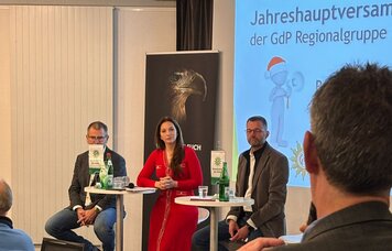 In Diskussion Innenstaatssekretärin Magdalena Finke: Landesvorsitzender Torsten Jäger und Regionalgruppenvorsitzender Ulrich Bahr | © GdP SH