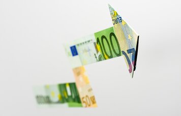 © pixabay.com/de/photos/pfeil-geld-geldscheine-banknoten-3078560/