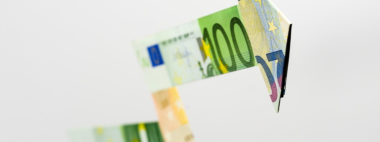 © pixabay.com/de/photos/pfeil-geld-geldscheine-banknoten-3078560/